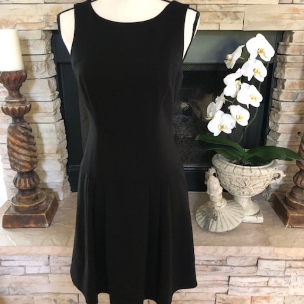 sleeveless black dress